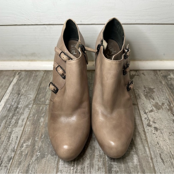 Cole Haan Maria Sharapova Beige Leather 3 Buckle Booties Heels Size 8.5 - Picture 3 of 3